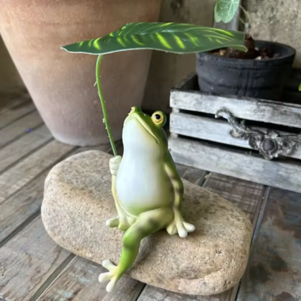 Cartoon Resin Frog Figurine with Leaf, Creative Garden Frog Statue, Landscape Decor Craft for Fish Tank Yard Patio