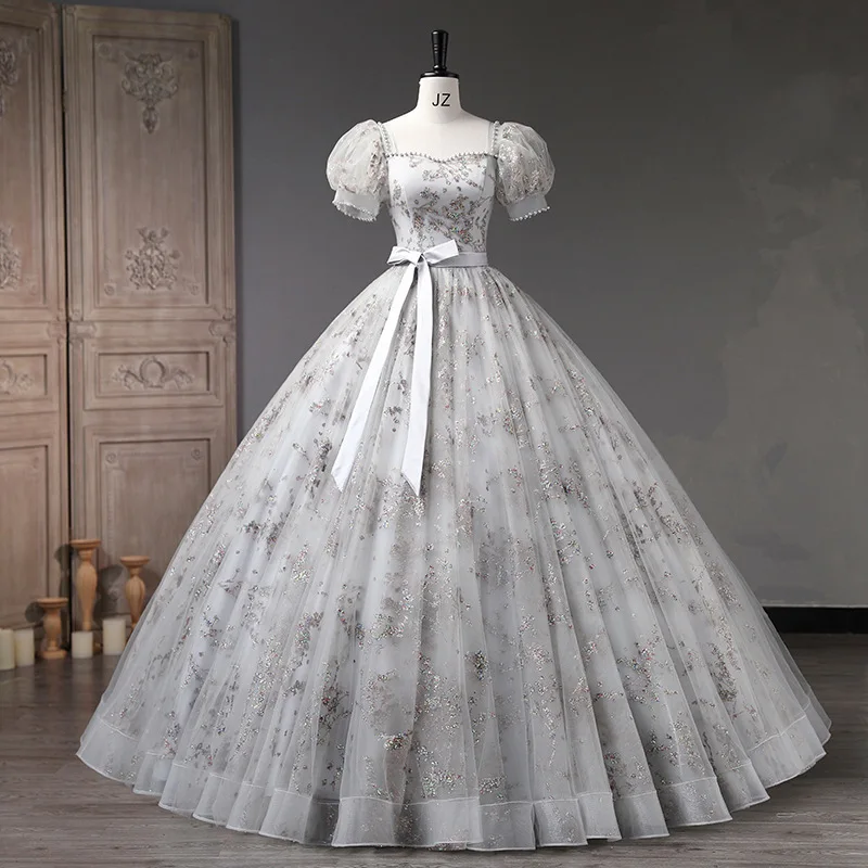 

Элегантное пышное бальное платье для сольного выступления на фортепиано на новогоднем вечеринке, привлекающее внимание.