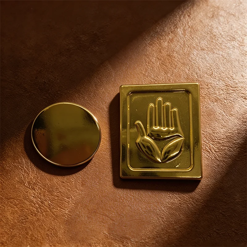 JoJo's Bizarre Adventure Kujo Jotaro Handsymbol Metall-Brosche Anstecknadel Cosplay Hut-Abzeichen Goldlegierung Anime-Accessoire für Fans