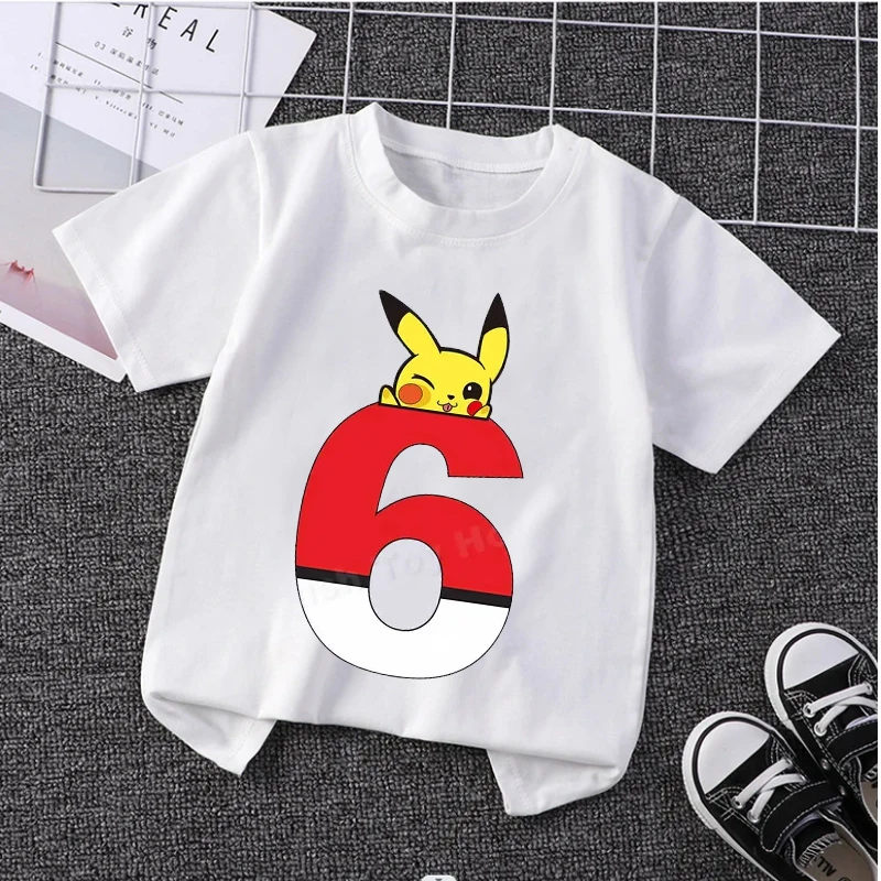 Poke Ball เสื้อยืดตัวเลขสีแดงเสื้อยืดผ้าฝ้ายวันเกิดโปเกมอน Pikachu เสื้อเสื้อเด็กผู้หญิงเด็กผู้ชายเสื้อผ้าหน้าร้อนเด็กทารกลายการ์ตูนอนิเมะ