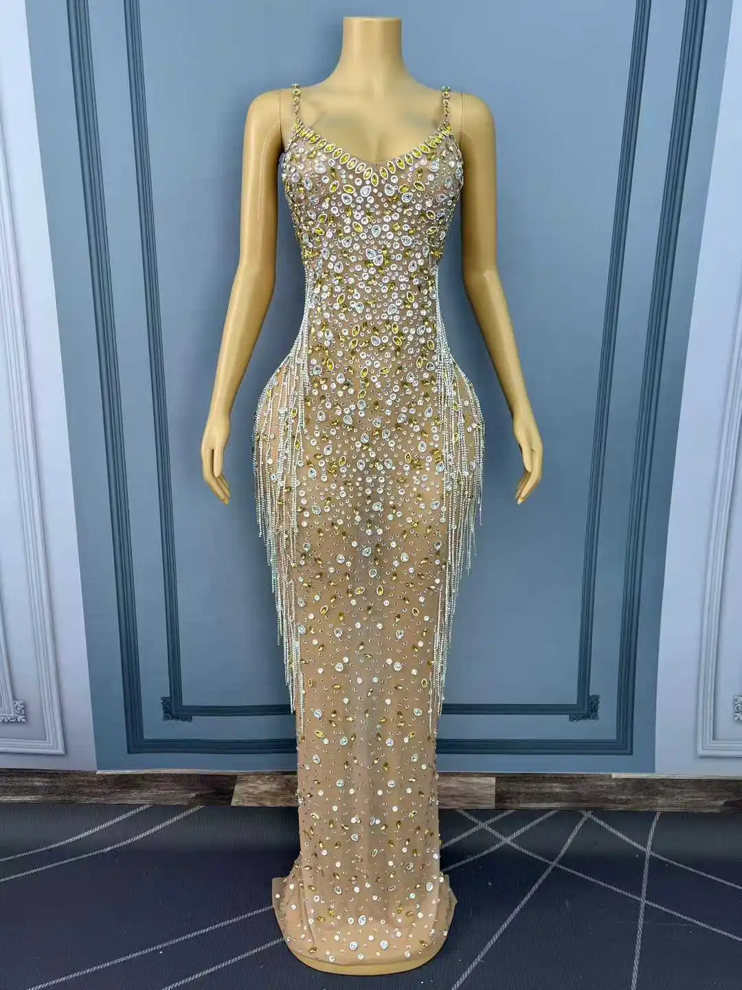 ชุดเดรสตาข่ายสีนู้ดประดับคริสตัลและโซ่แบบเซ็กซี่สำหรับผู้หญิง ใส่ไปงานปาร์ตี้ งานเฉลิมฉลอง งานราตรี ถ่ายภาพบนพรมแดง หรือการแสดงบนเวที