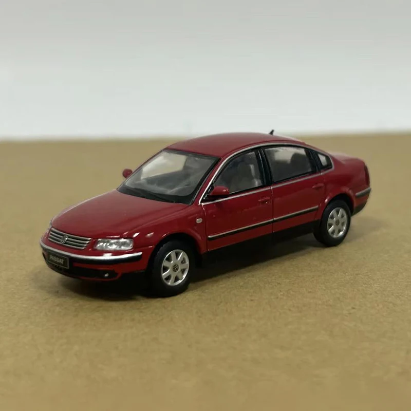 다이캐스트 1:64 스케일 파사트 B5 합금 자동차 모형 정적 수집품 장식용 휴일 선물 장난감
