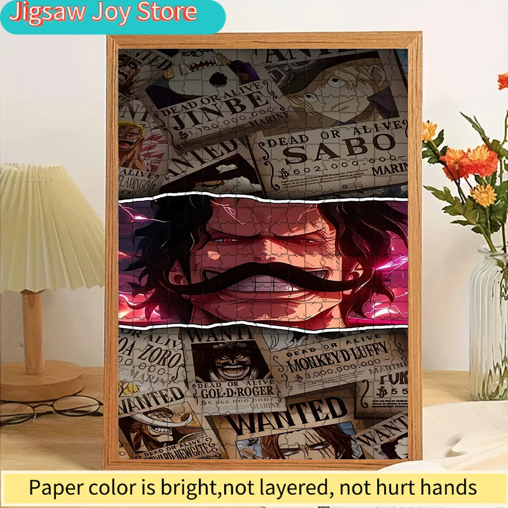 

Пазл-коллаж с изображением Гол Д. Роджера из One Piece: Интенсивная улыбка, Хаки завоевателя, аура, плакат с розыскным листом, фоновое искусство, аниме-пираты