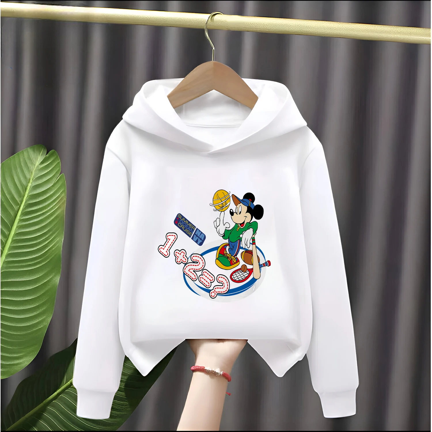 سويت شيرت بغطاء للرأس من سلسلة ديزني الجديدة مصنوع من نسيج ناعم ودافئ ويتميز بتصميم خط عنق دائري. #2