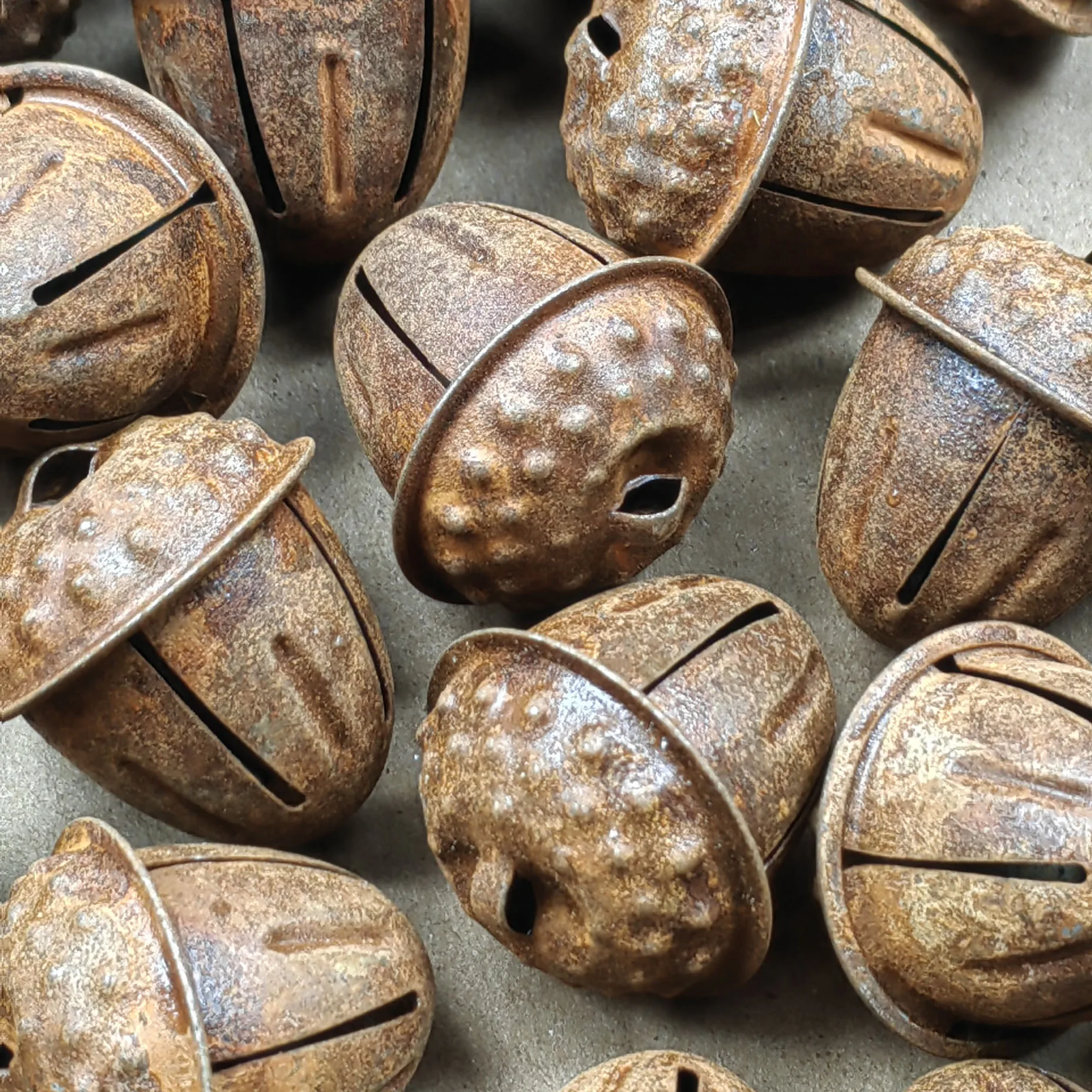 30pcs Country Primitive Rusty Acorn Jingle Bells Rustic Farmhouse Home Decor for Christmas Crafting Autumn
