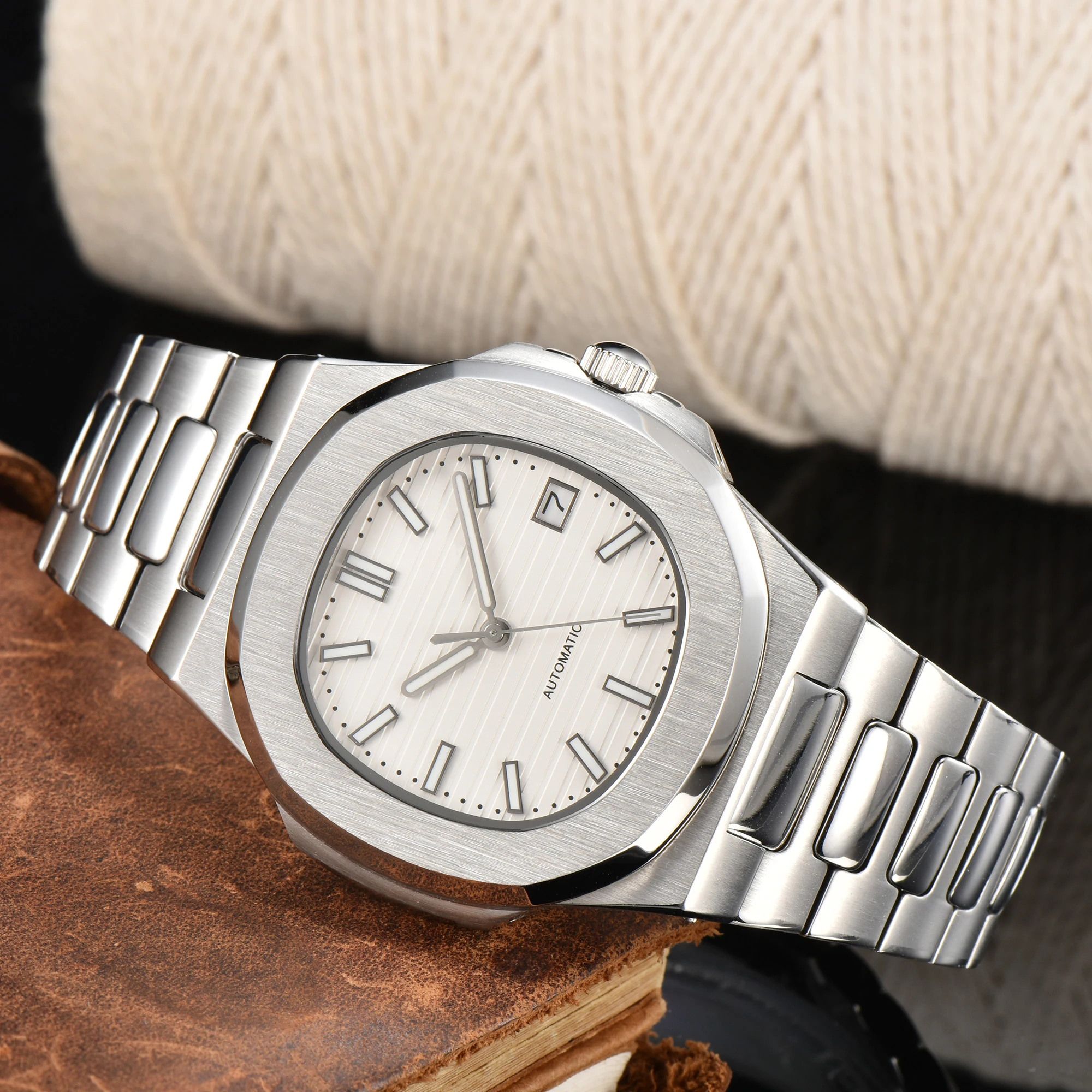 ساعة ميكانيكية أوتوماتيكية بالكامل مقاس 43 ملم مع حركة 8215 - ساعة يد أنيقة وعصرية ومقاومة للماء ومضيئة.