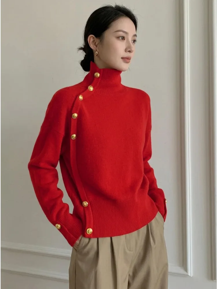 Pull col roulé asymétrique pour femme avec boutons dorés, manches longues, poignets fendus, rouge uni, coupe ample, en maille, décontracté
