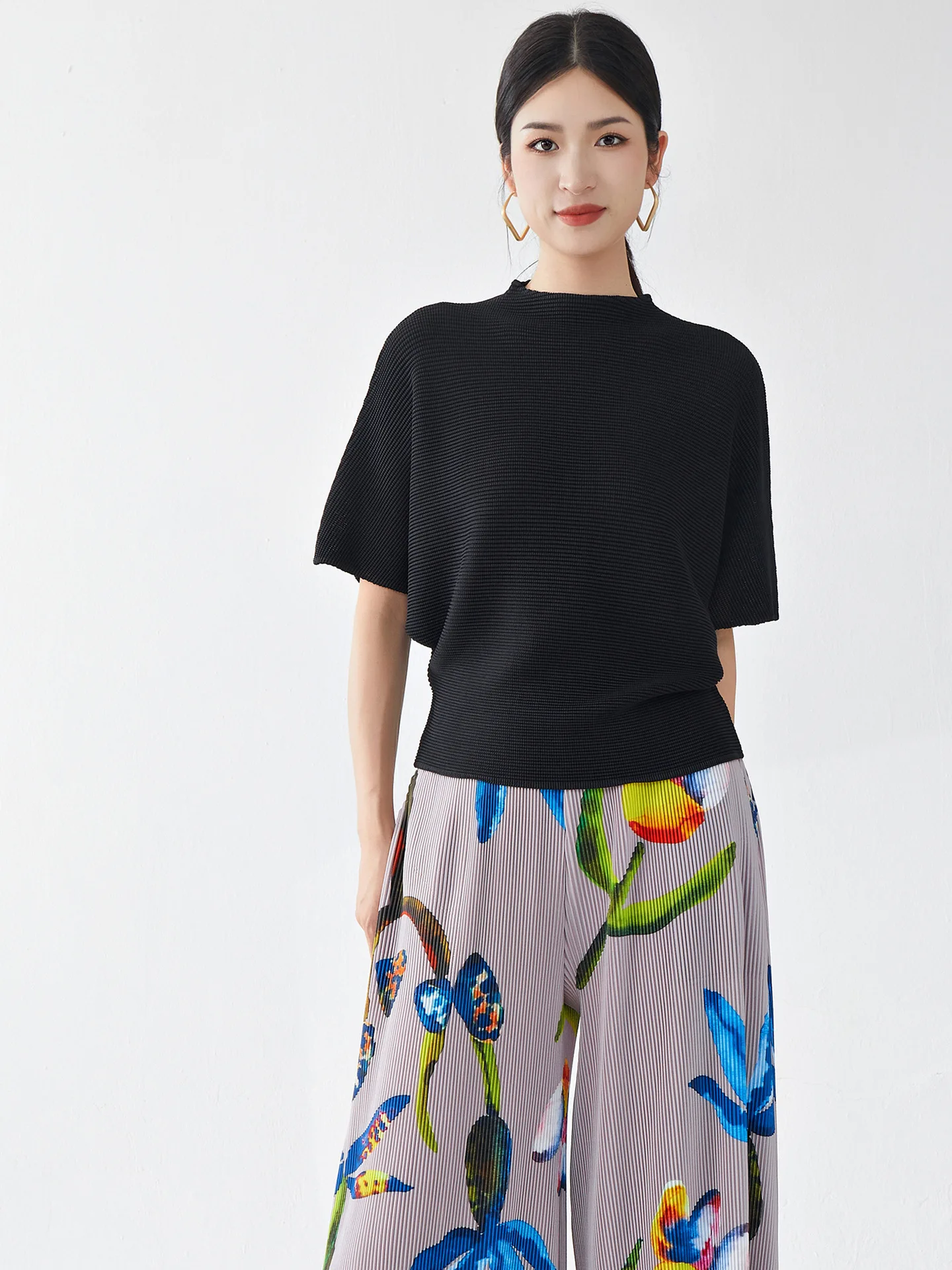 Women's black short-sleeved T-shirt, loose fit, hot-selling style, fashionable and versatile pullover, Miyake casual work top.