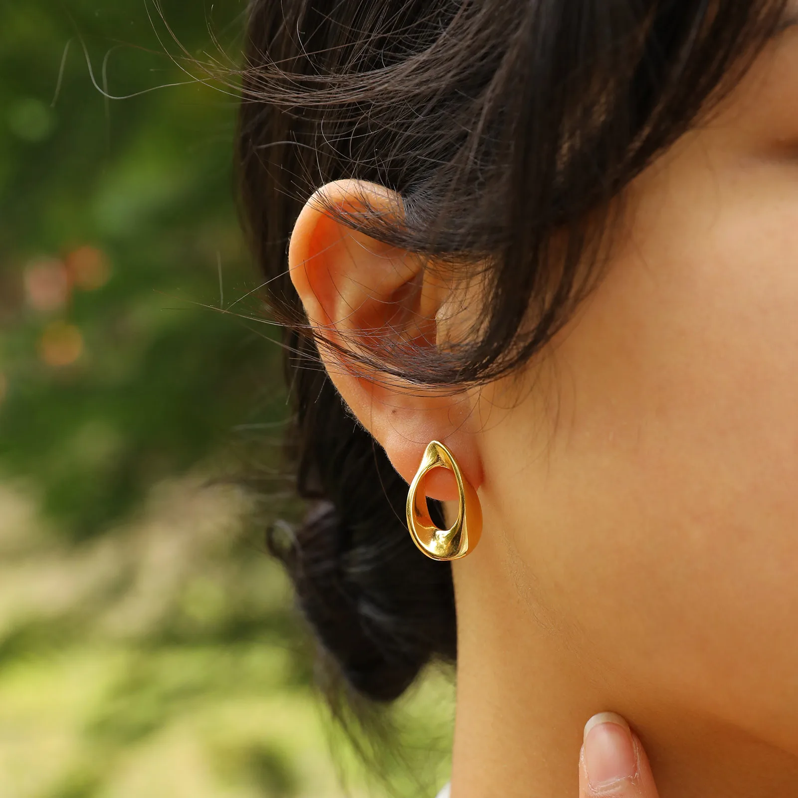 Trendy Gold Plated Mobius Shaped Stud Earrings for Women, Dainty Stainless Steel Twisted Earring Jewelry Girls Accessory