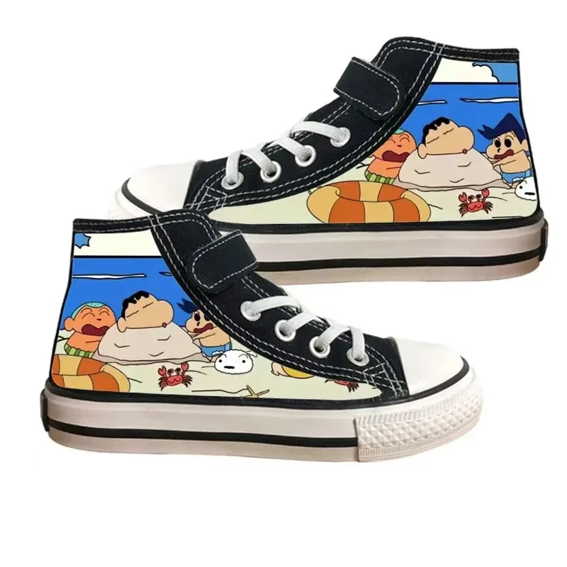 Crayon Shin-Chan ภาพจริงลดลงจัดส่งเด็กผู้หญิงการ์ตูนเด็กเด็กเล่นสเก็ตรองเท้าสีดำ