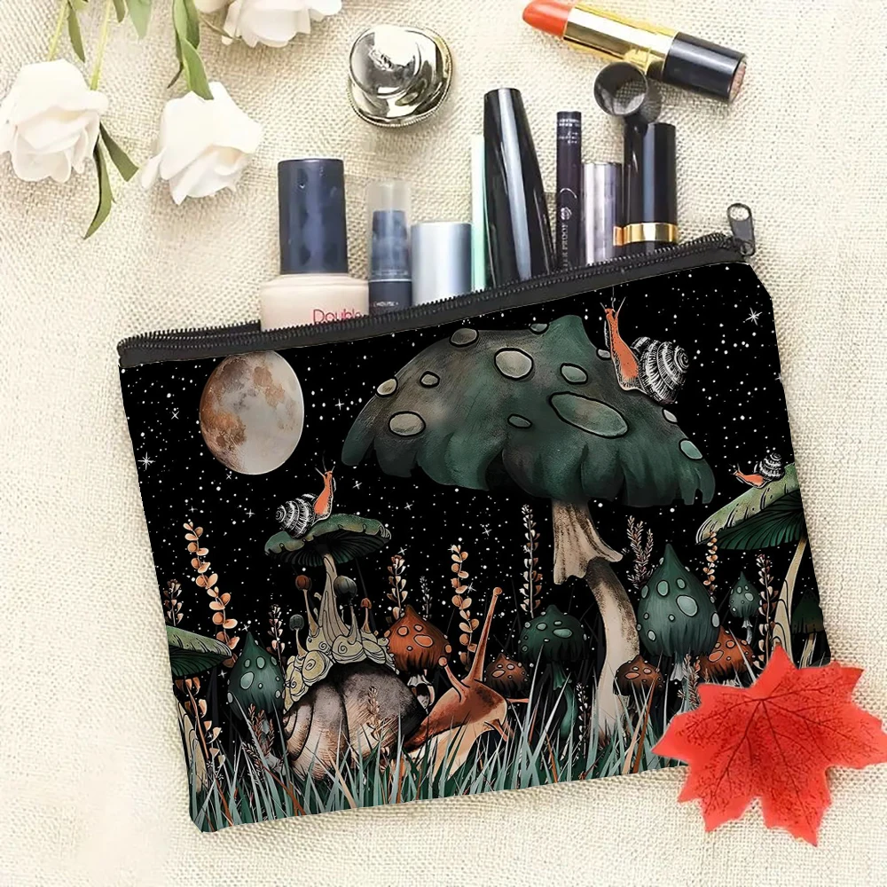 حقيبة مكياج منقوشة بالفطر مع سحاب للإغلاق، حقيبة أدوات زينة كبيرة بتصميم كاجوال للنساء حقيبة مستحضرات التجميل الخشخاش لحقيبة السفر #4