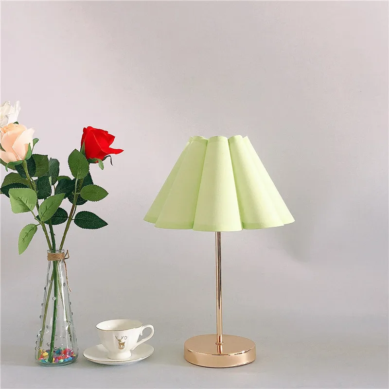 Simple Designs Gold Table Lamp with 3 Color lamp, White petal lampshade Round Bedside Desk lamps for Home Bedrooms decoration