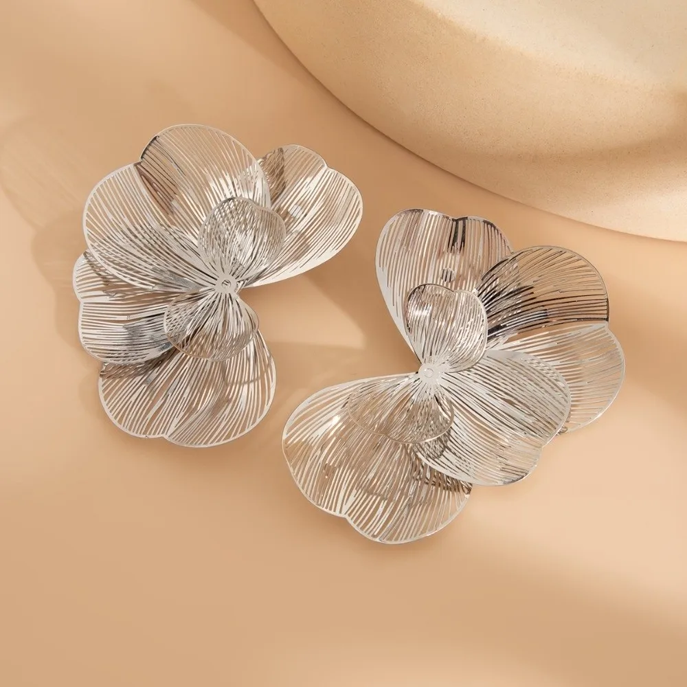 Classic Sweet Golden Flower Stud Earrings Elegant Light Luxury Hollow Flower Earrings Exaggerate Metal Earrings Party