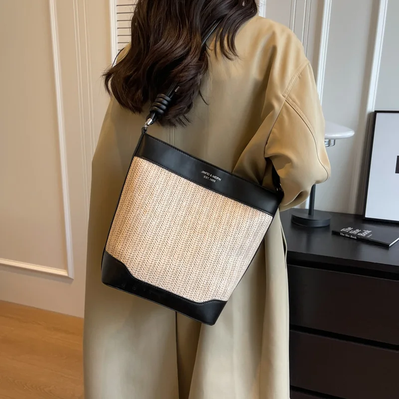 2023 New Design  Commuting Fashion Handbag Large Capacity Straw Woven Bag for Women  Single Shoulder Bucket Bag