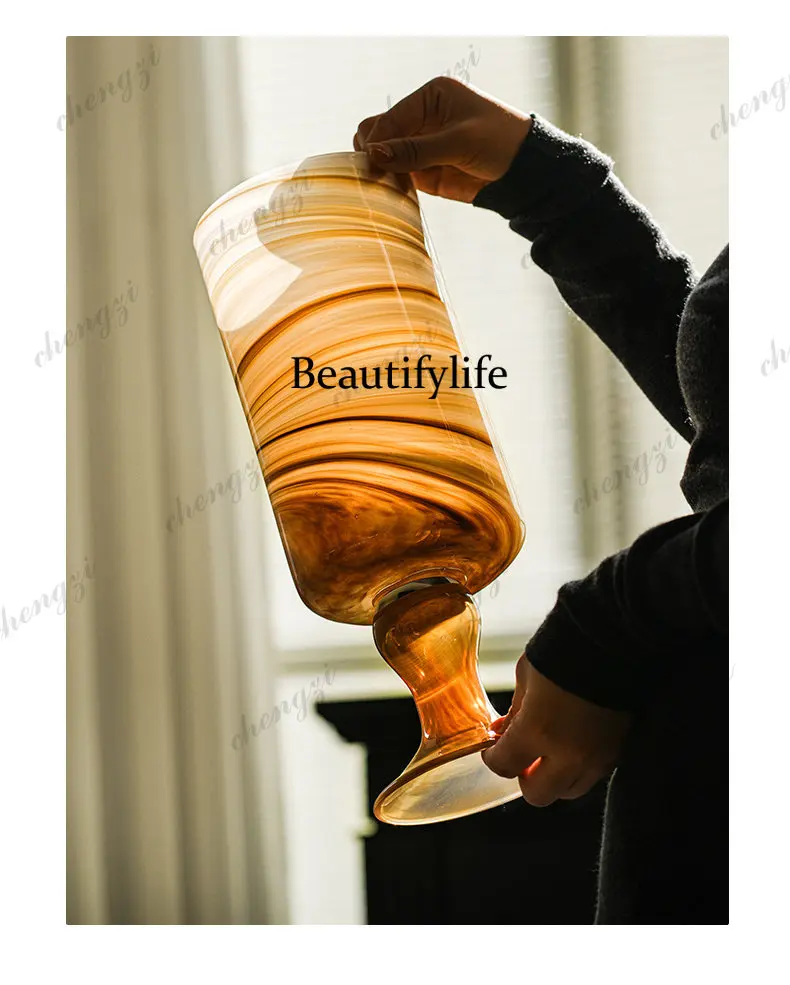It is very beautiful, the vase gift is advanced, and the gift box is decorated with a sense of atmosphere. Home ornaments