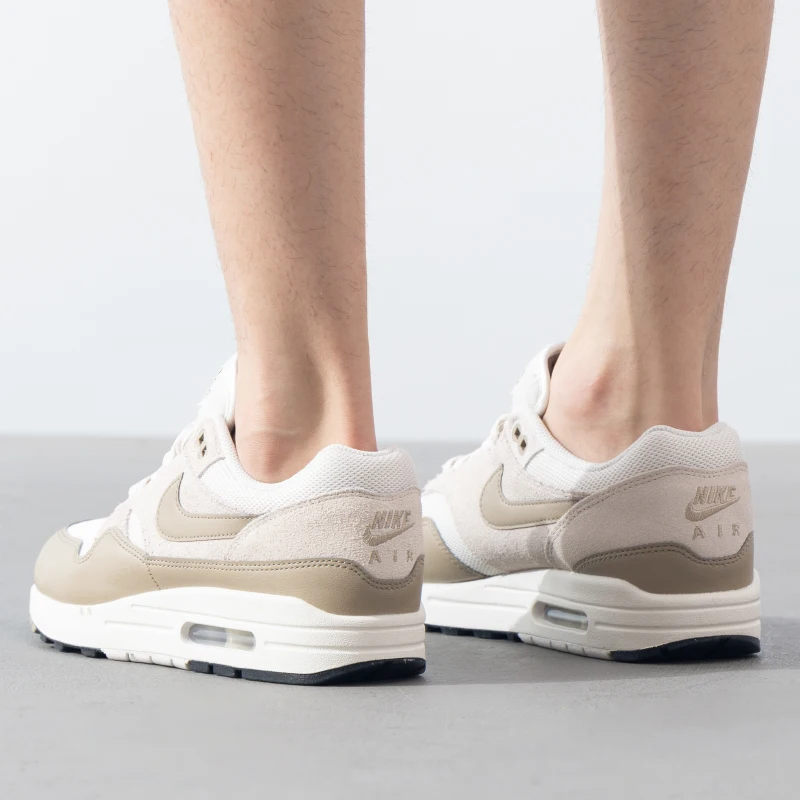 NIKE AIR MAX 1 ESS รองเท้าผ้าใบผู้ชายคลาสสิก retro แฟชั่นรองเท้าสบายๆสบายๆรองเท้าวิ่ง FZ5808-001