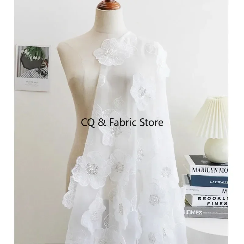 Tessuto ricamato con perle di fiori tridimensionali in organza ad alta densità per tessuto di design per abiti da sposa e da sera