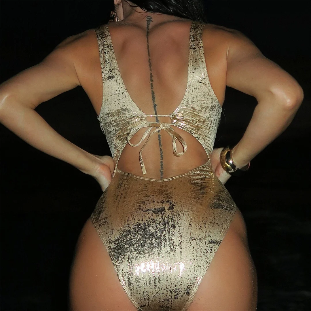Sexy goldener Badeanzug mit tiefem V-Ausschnitt, hohem Beinausschnitt und offenem Rücken, einteiliger Badeanzug für Damen, Monokini, Badebekleidung, Badeanzug, Modell V6690. – Detail 16