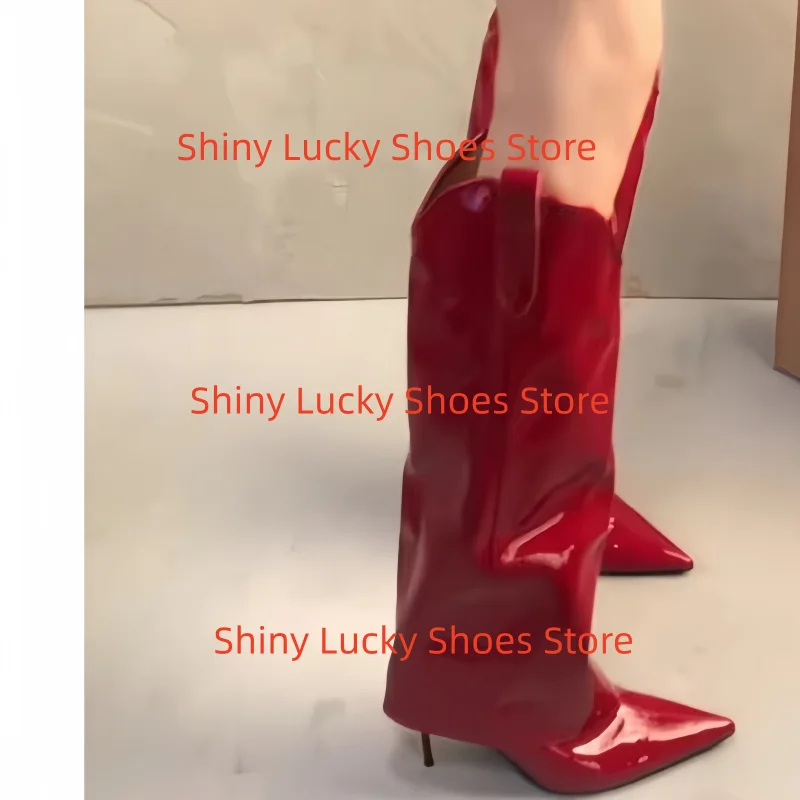 

Женские сапоги из лакированной кожи с острым носком на высоком каблуке, с декоративными швами, до середины икры, плиссированные, с вышивкой