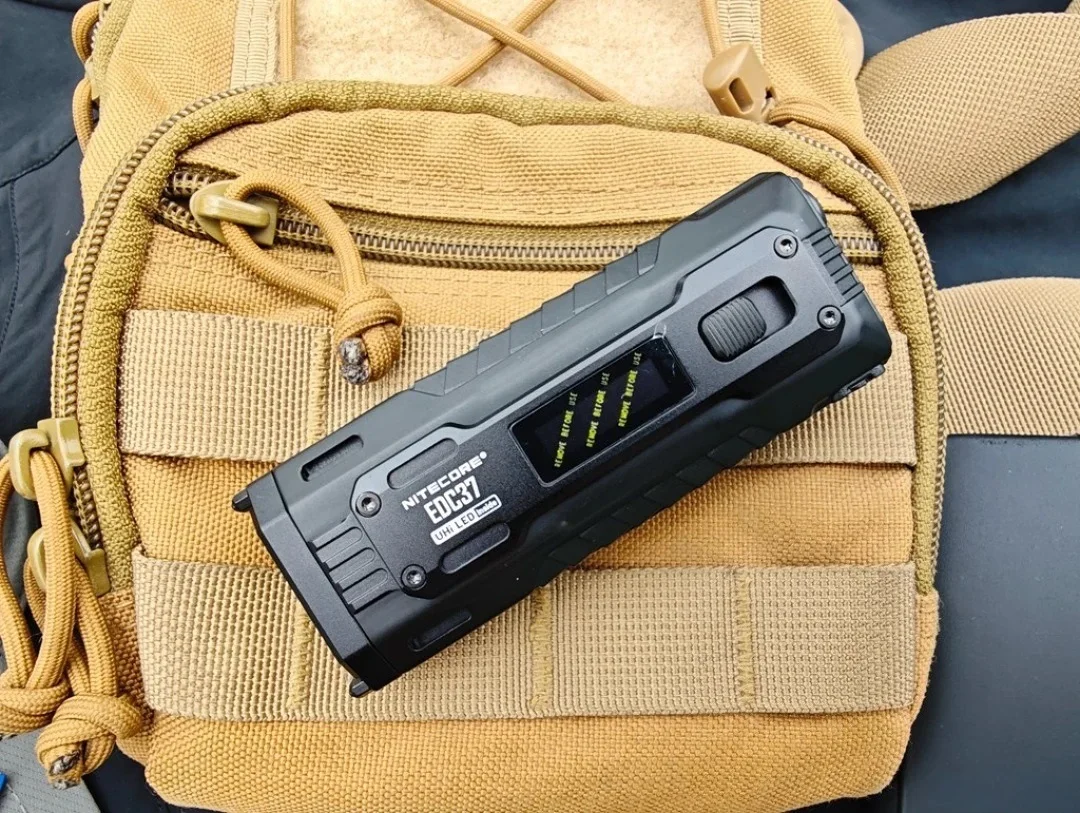 Multifunctional Tactical EDC Flashight 2xUHi 20 LED 8000LM Rechargeable OLED Troch Light with Built-in Li-ion Battery