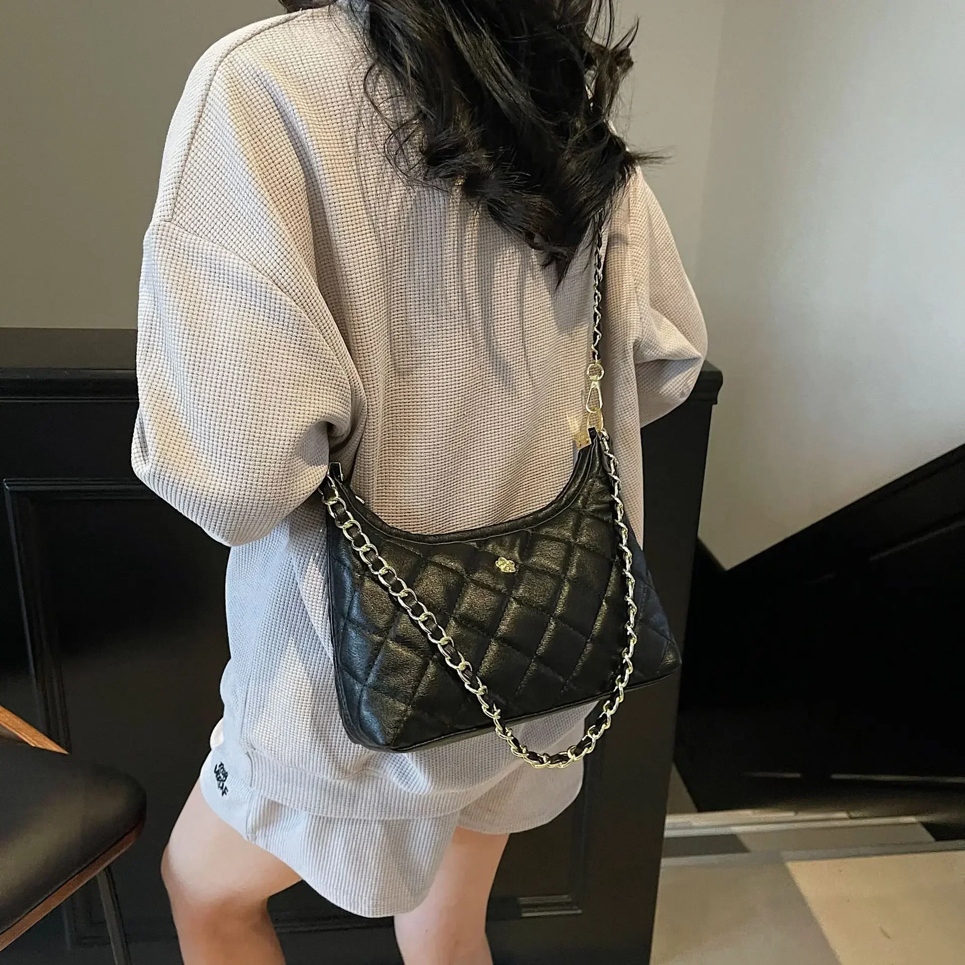 

New Model Ladies' High-end Quilted Handbag - Spacious Capacity, Fashionable Look, Perfect for Shoulder or Hand Carrying