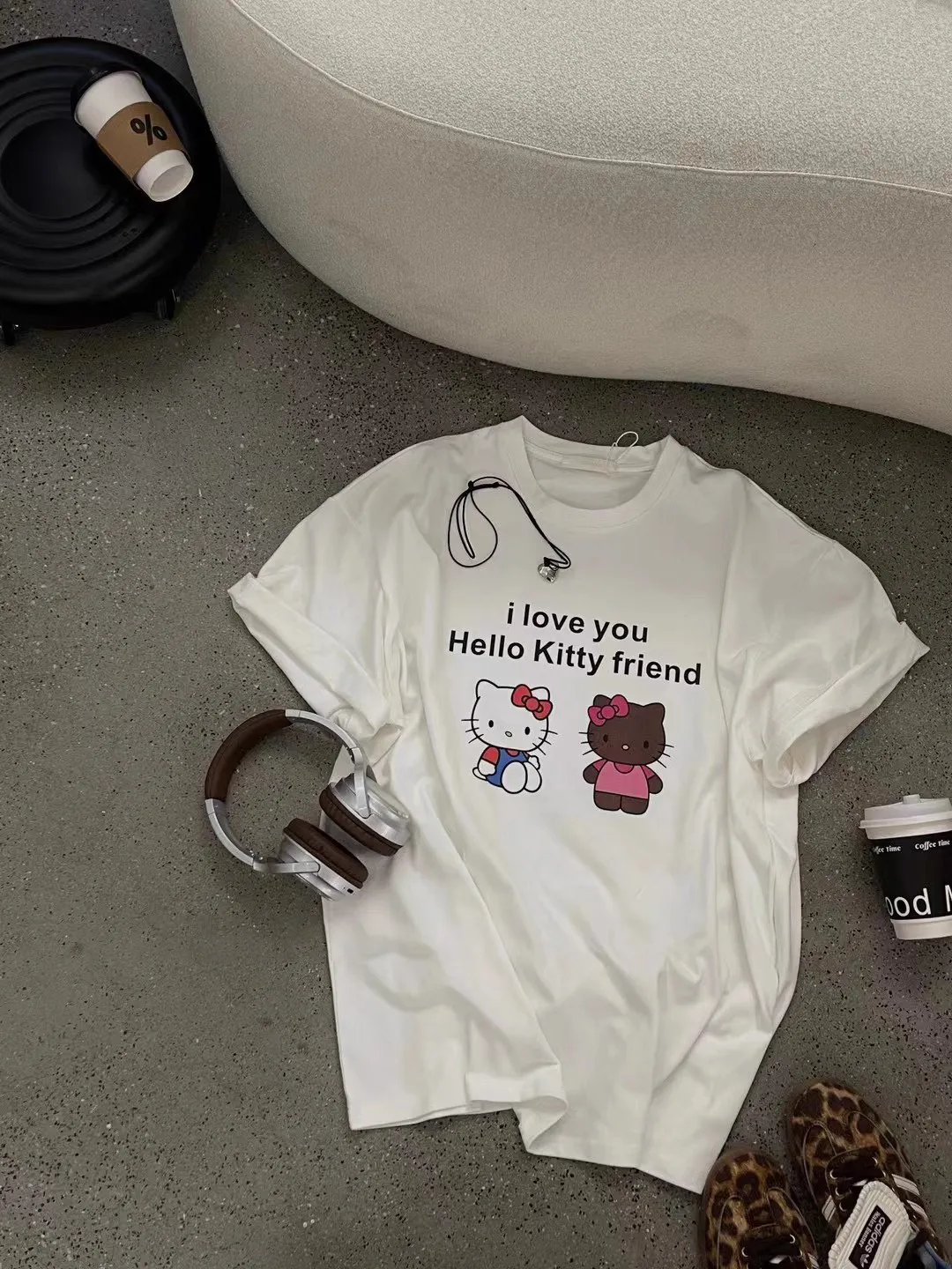novo-estilo-de-outono-2026-camiseta-solta-e-estilosa-de-manga-curta-com-estampa-de-gato-kt-em-desenho-animado-e-gola-redonda-adequada-para-meninas-jovens