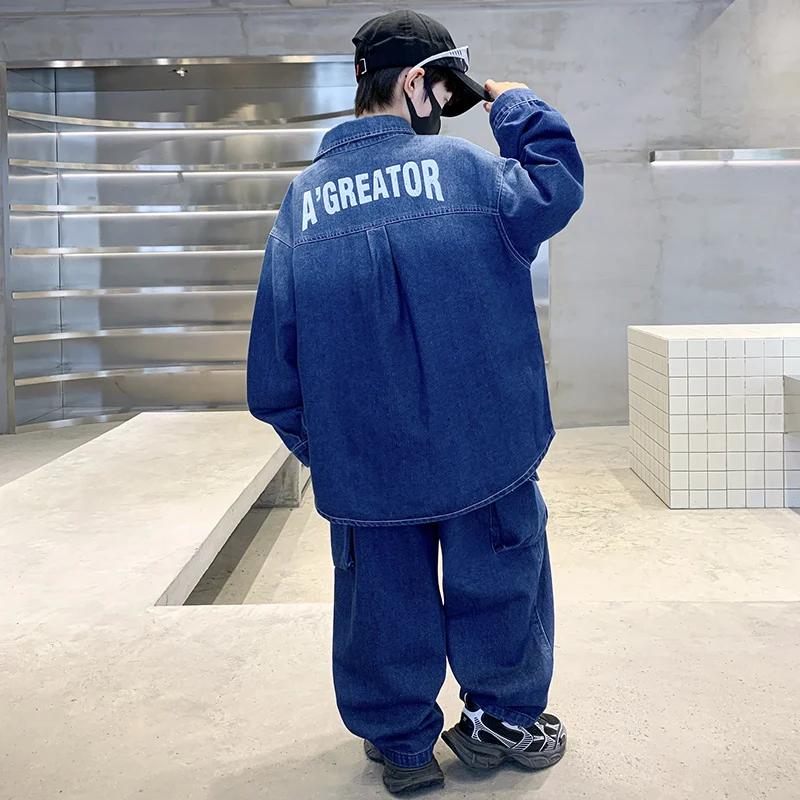 ชุดเดนิมสุดเท่สำหรับเด็กผู้ชาย - แจ็คเก็ตไล่เฉดสีแบบทูโทนและกางเกงยีนส์ทรงหลวมเข้าชุด ลุคสุดเทรนดี้สำหรับเด็ก