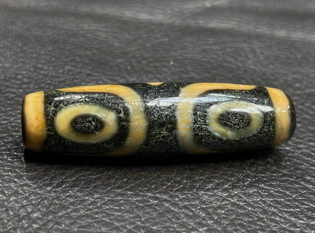 Amuleto tibetano nepalese dell'Agata antica dell'Himalaya Vecchio talismano Dzi con 3 perline per occhi