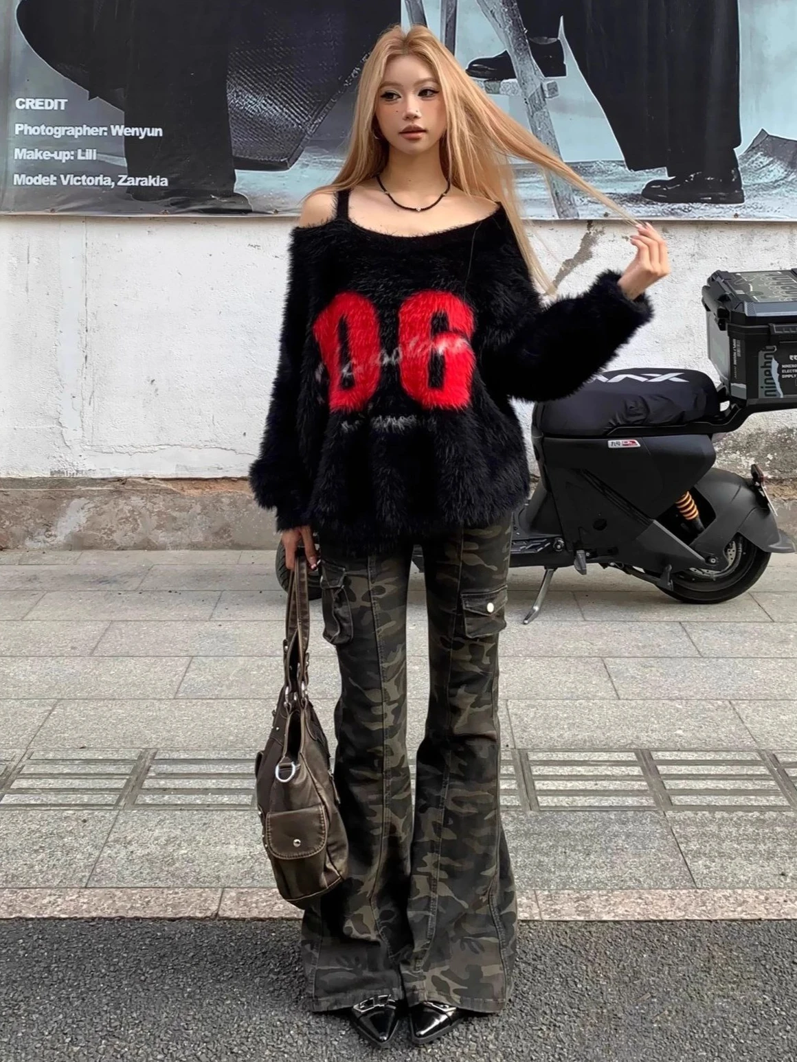 

Вязаный женский свитер в стиле хип-хоп с мягкими волосами, большой свитер с открытыми плечами и принтом красных цифр, белый/черный, повседневный, Y2K, осень-зима