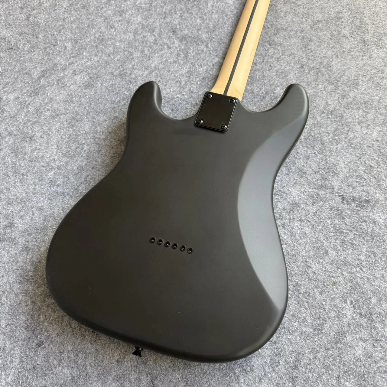 2026 HOT Guitar Matte Black Finish Maple Neck Rosewood Fretboard SH Pickups Single Tremolo Bridge Red Kill Switch Punk Rock Guit