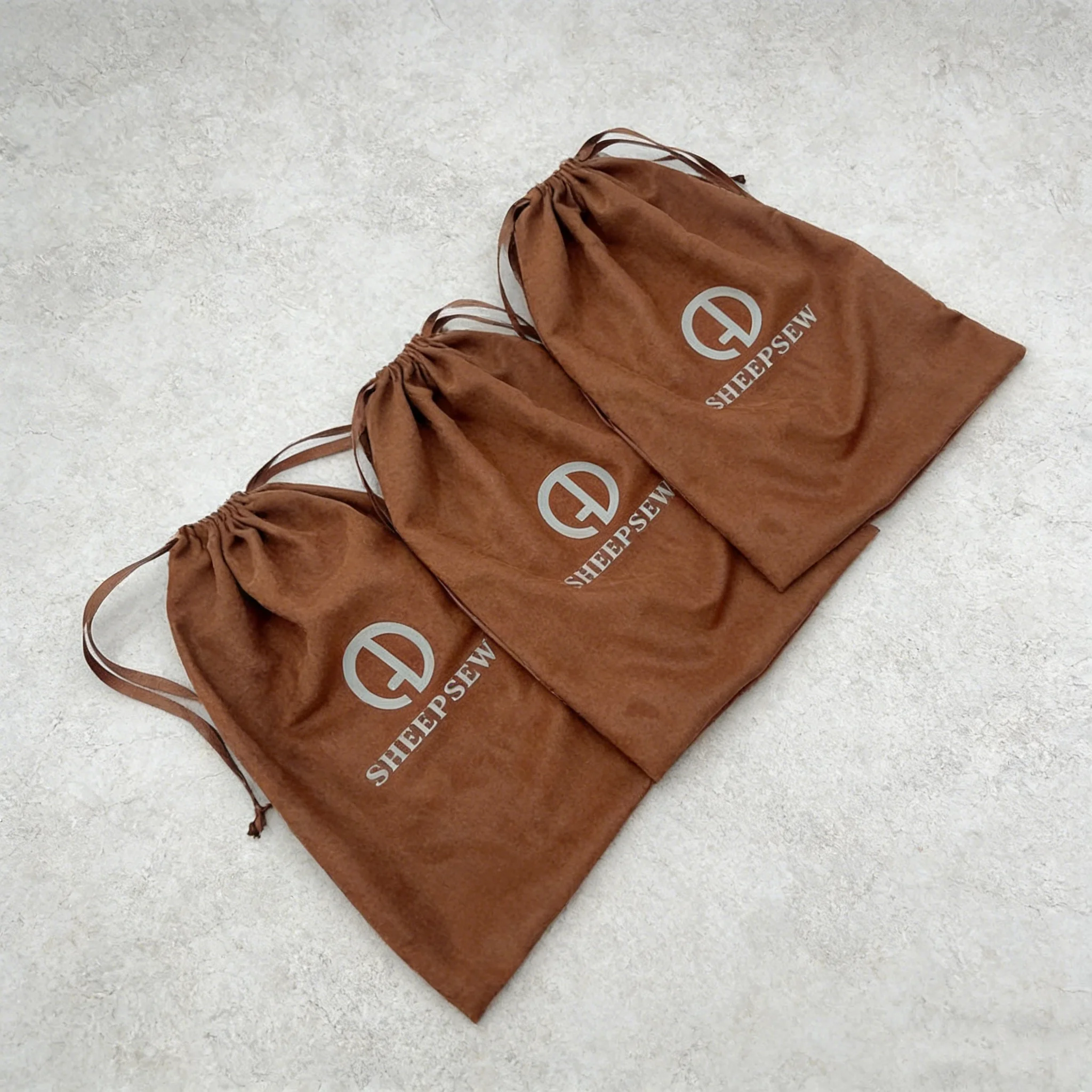 

Оптовая продажа: Мешок на шнурке из бархатной замши с трафаретной печатью, многофункциональный пылезащитный мешочек для хранения одежды, обуви, косметики и подарков