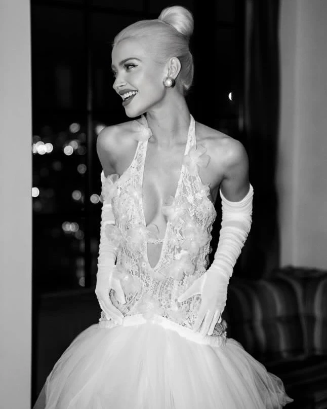 여성을위한 Tulle 스커트가있는 섹시한 흰색 레이스 드레스 꽃 장식과 부드러운 직물이있는 세련된 파티 착용 편안함