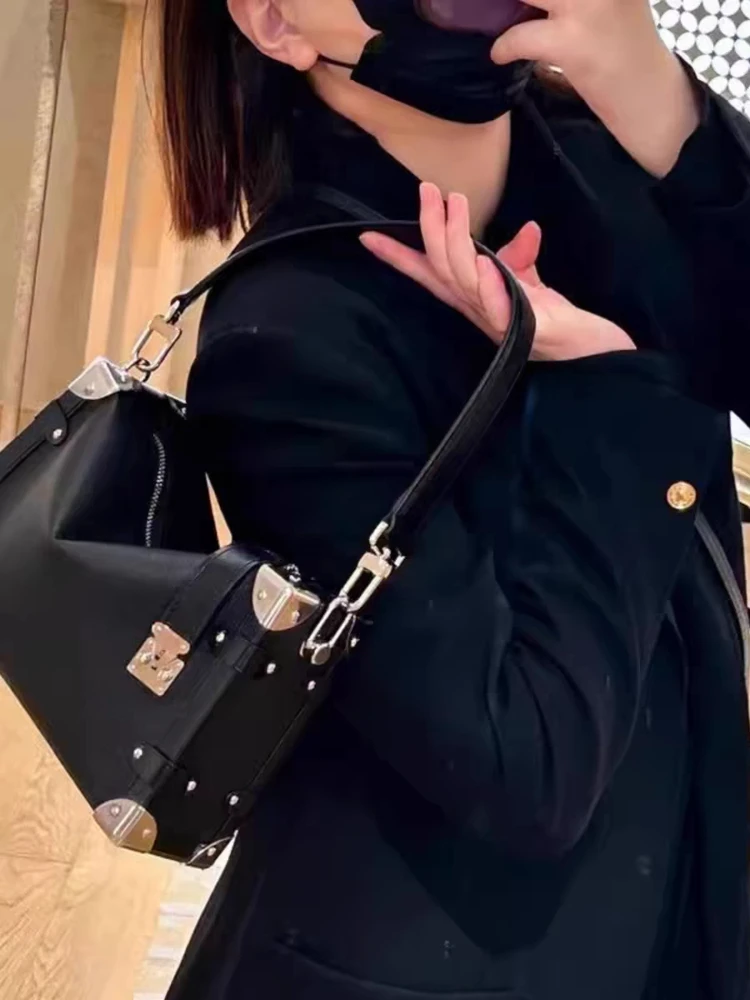 

Новинка 2025 года, кожаная мягкая сумка-коробка, маленькая квадратная сумка с заклепками в стиле ретро, высококачественная сумка из воловьей кожи, сумка на одно плечо с наклонным крестом