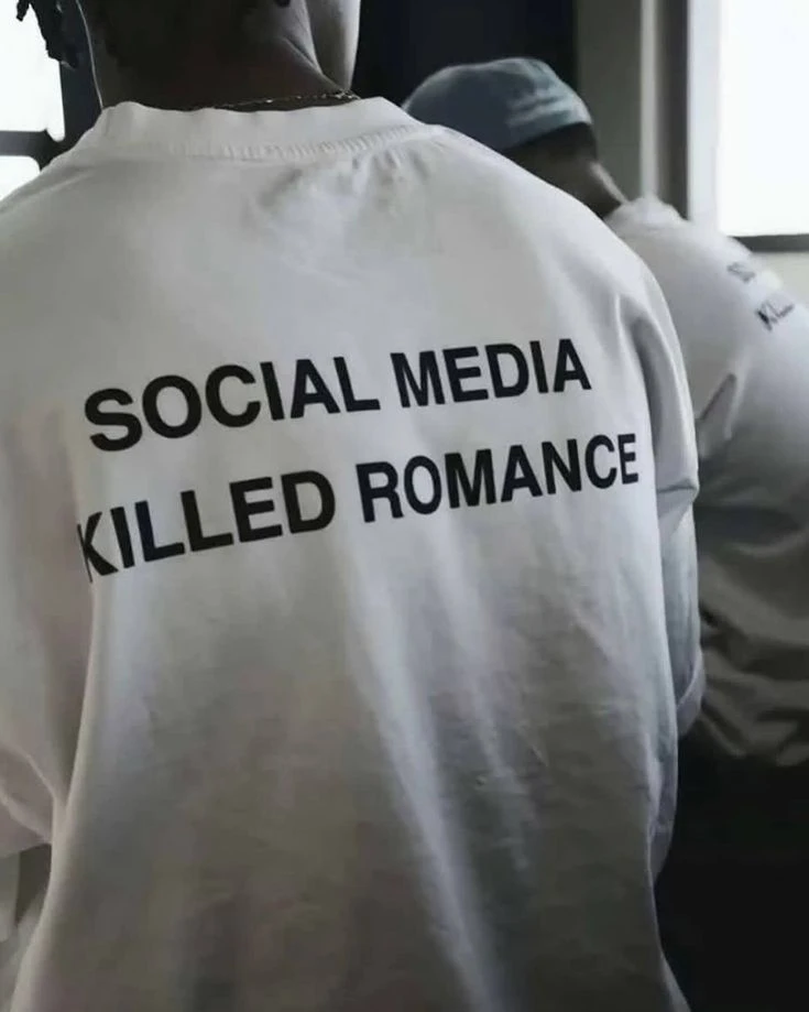 Image of Herren Vintage T-Shirt mit Aufdruck 'SOCIAL MEDIA KILLED ROMANCE', Grafik-Backdesign, Lässige Streetwear, Hip-Hop Baumwoll-Tops für Männer und Frauen