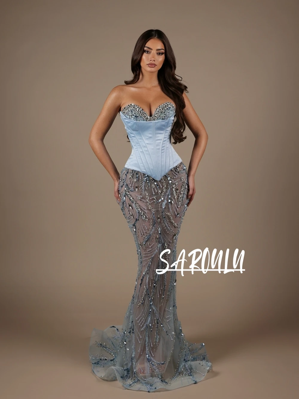 

Изысканное светло-голубое вечернее платье для выпускного бала с вырезом «сердечко», корсетом, кристаллами, силуэтом «русалка», иллюзорными вставками, для торжественных мероприятий, коллекция 2026