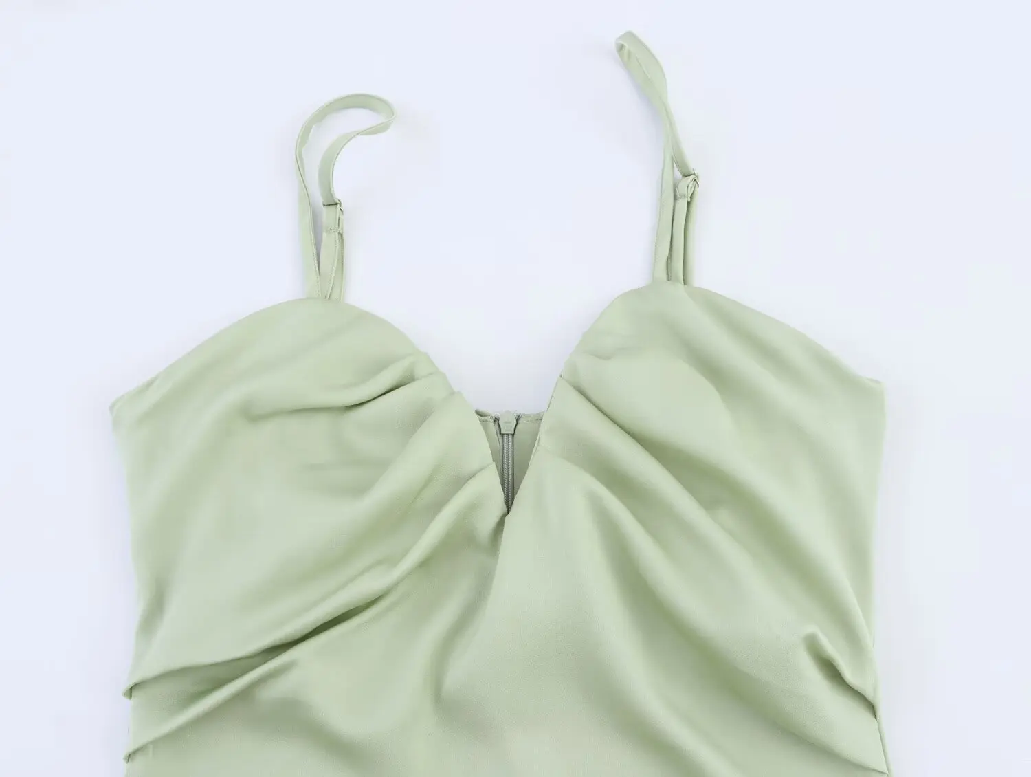 2025 신상 여성 의류 유럽 및 미국 스타일 분위기 있는 멜빵 하트넥 새틴 미디 드레스