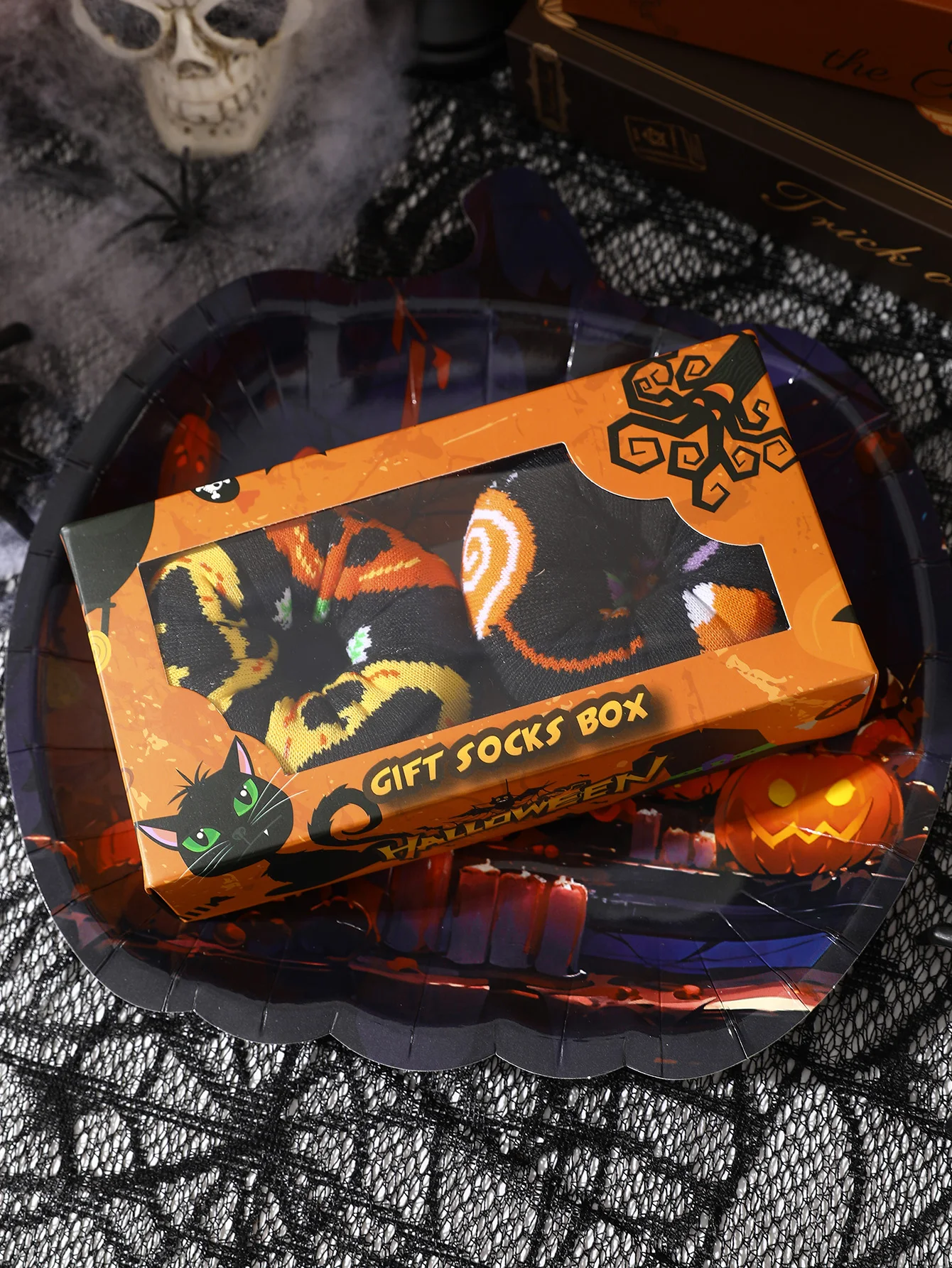 ユニークで創造的なデザインの男性用と女性用の同じ靴下が 2 足、ドーナツの形をした、楽しいハロウィーンやその他のホリデーギフトです。