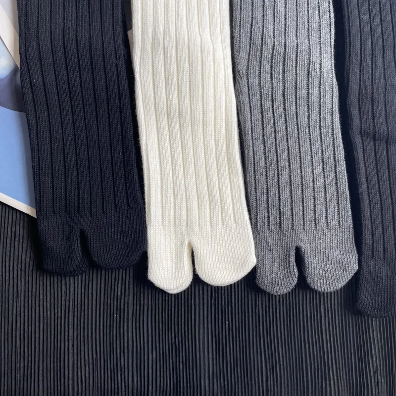 Hochwertige Baumwolle Frauen zwei Zehen Frühling Herbst Winter warme Socken Mode Retro gestreifte japanische Tabi Socken dicke Faden Nadeln