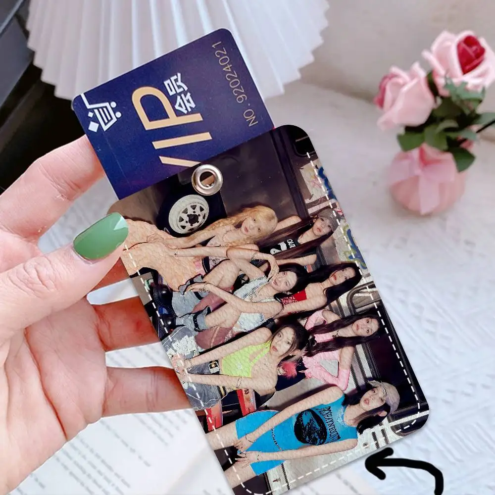 

Брелок Kpop B-Baby-monster в стиле аниме с держателем для пропуска, проездного на автобус и идентификационной карты, защитный чехол для банковской карты