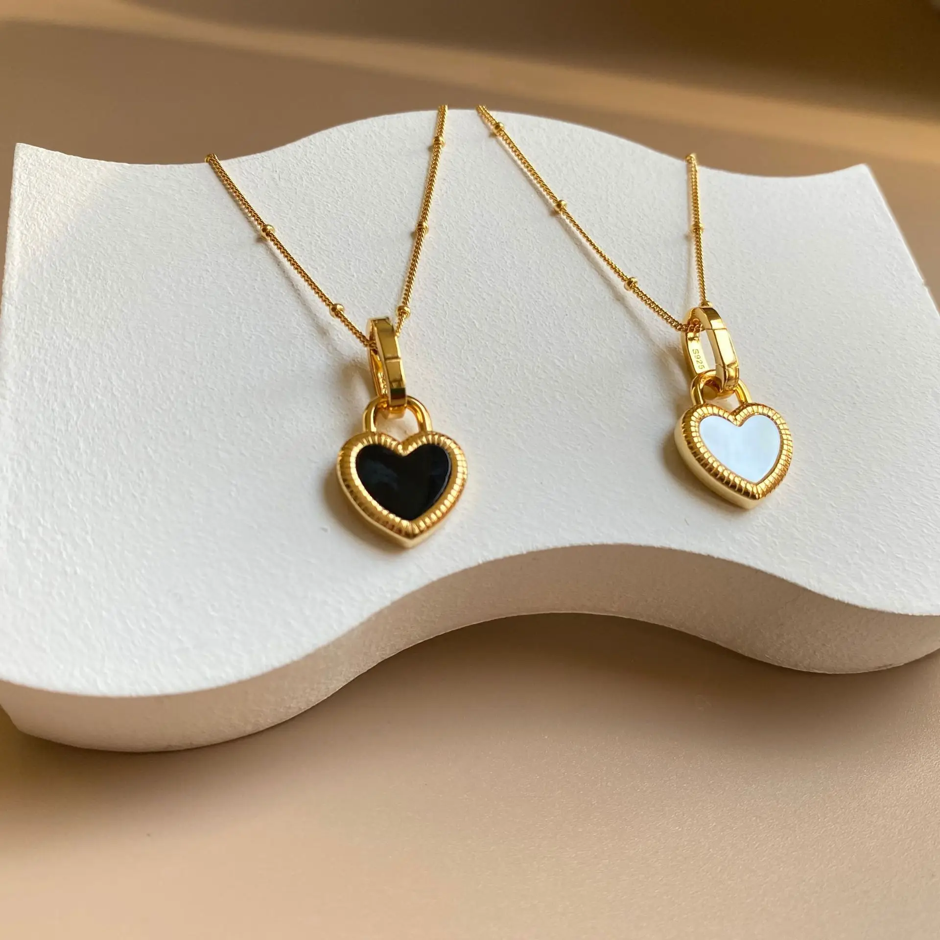 Stainless Steel Heart Black White Pendant Necklace for Women Shell Acrylic Korea Exquisite Fashion Double Side Jewelry gift