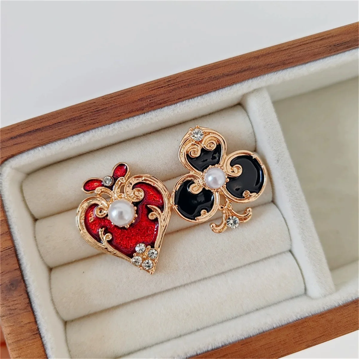 1Pc Creative Personalized Poker Broch Pin Irregular Palace Style Jewelry Accessories Bag Clothing Decoration Gift Souvenir 2026