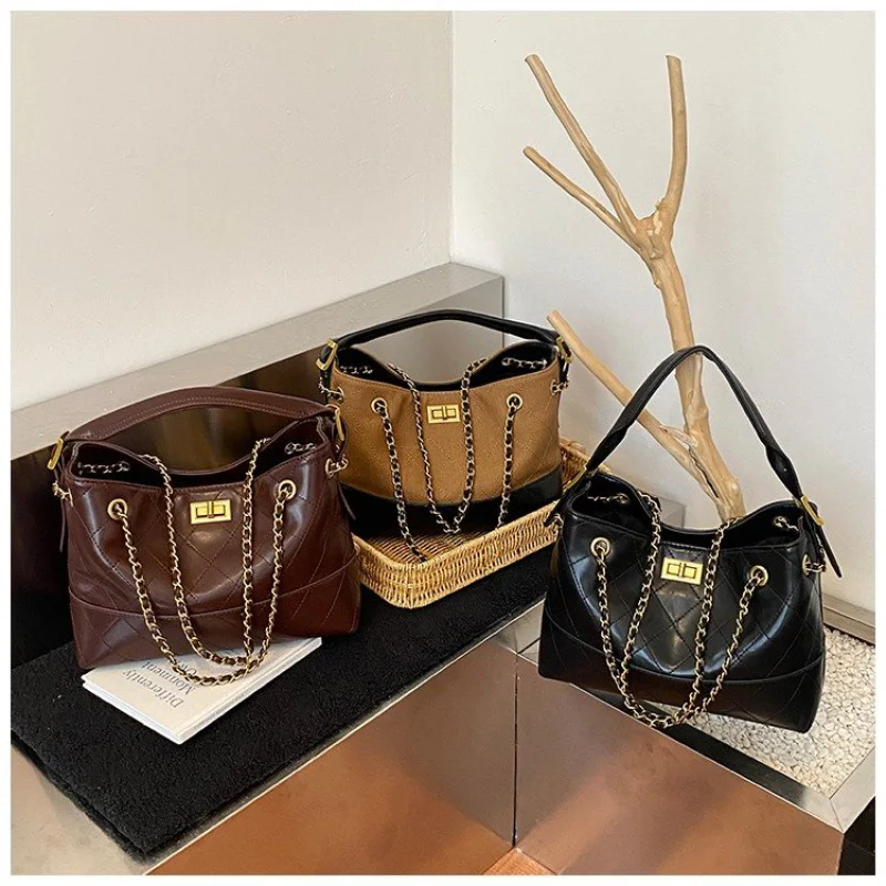 

Повседневная женская сумка-мессенджер из вощеного холста и кожи с устойчивыми к атмосферным воздействиям свойствами для использования на открытом воздухе