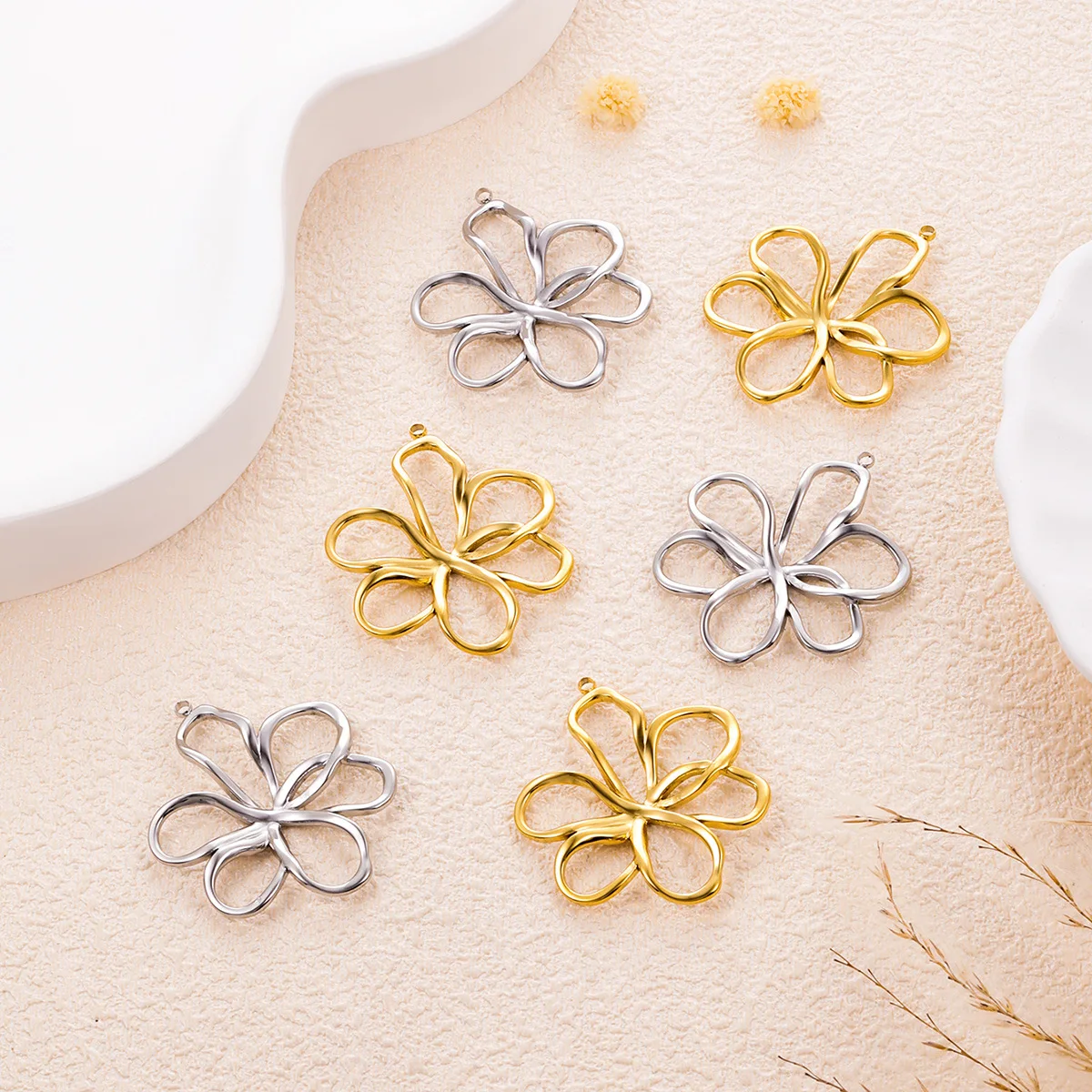 

4pcs Elegant Temperament Stainless Steel Openwork Flowers Pendant Necklace for Necklace Bracelet Jewelry Decorative Accessories