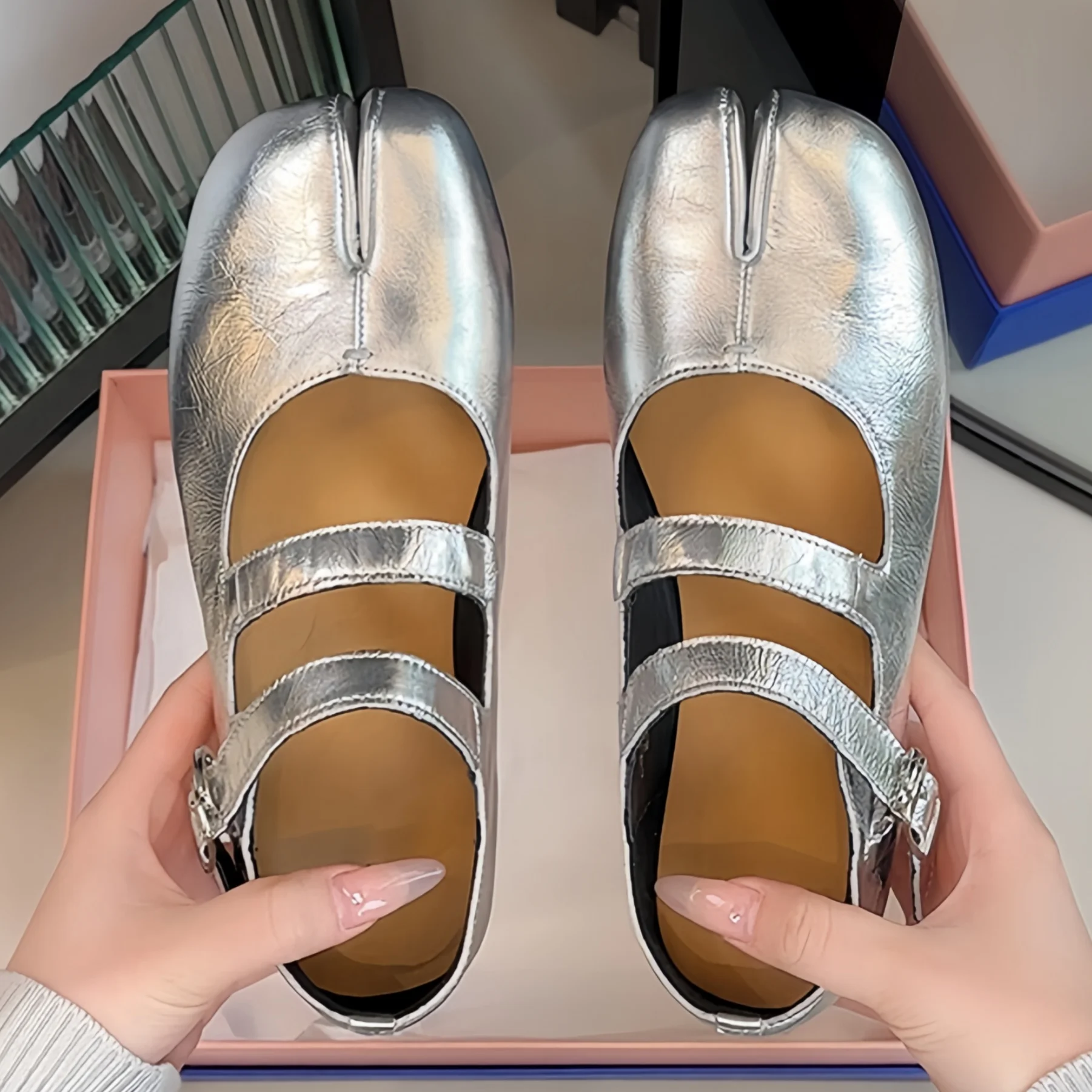 

Туфли-мэри-джейн с раздельным носком и пряжкой, вдохновленные дизайном Pig Trotter, на мягкой подошве