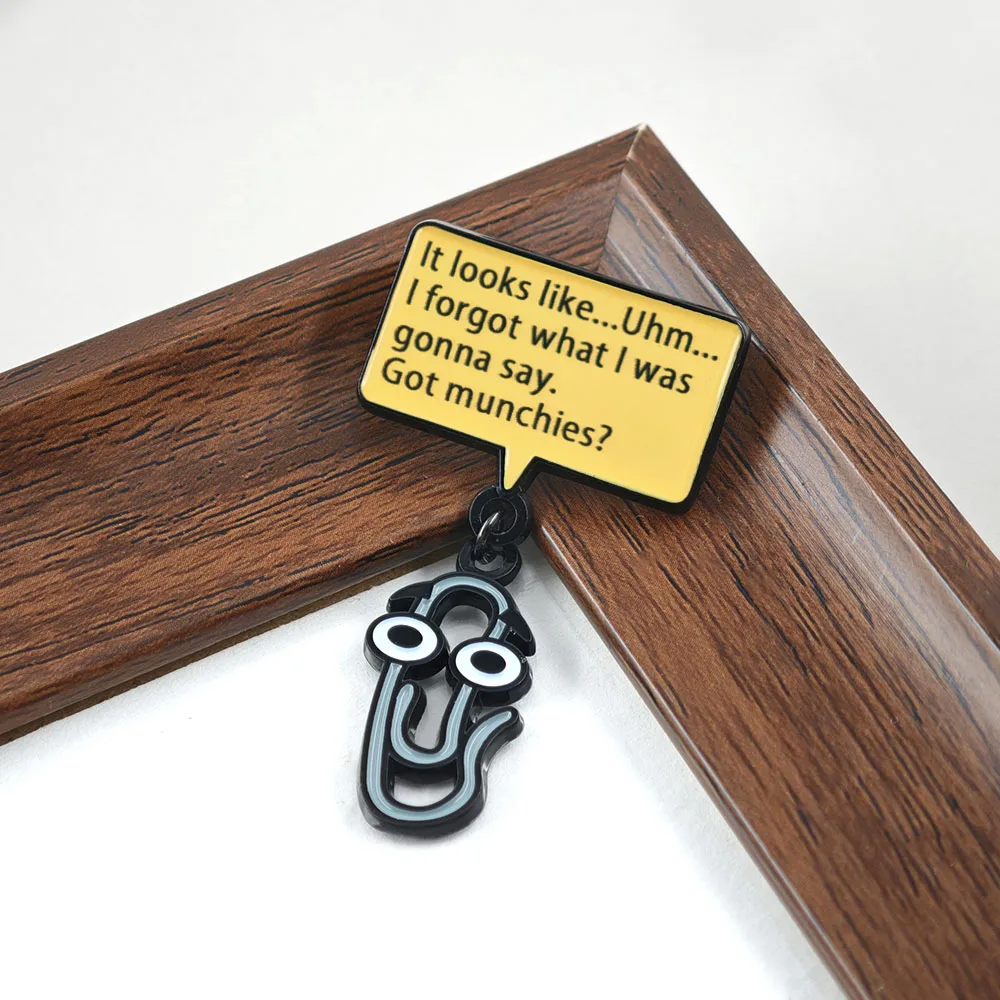 Lustiger Clippy Emaille-Pin Cartoon Büroklammer Metallbrosche Overthinking Meme Anstecknadel Niedliches Schmuckgeschenk für Freunde und Kollegen – Detail 17