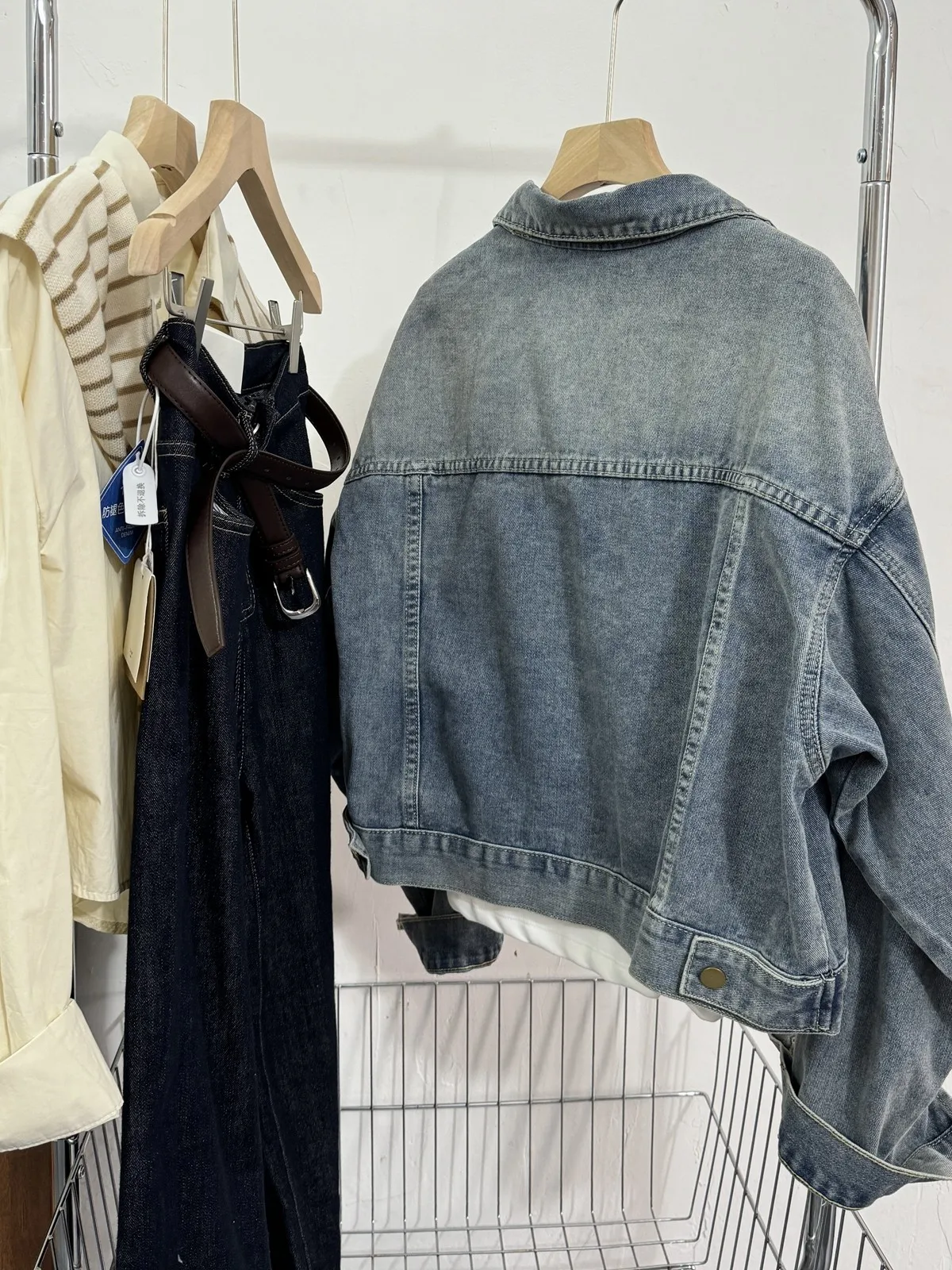 سترة كلاسيكية من قماش الدنيم الأزرق القصير للنساء لربيع الخريف وياقة مقلوبة معطف جينز غير رسمي ملابس خارجية نسائية متعددة الاستخدامات