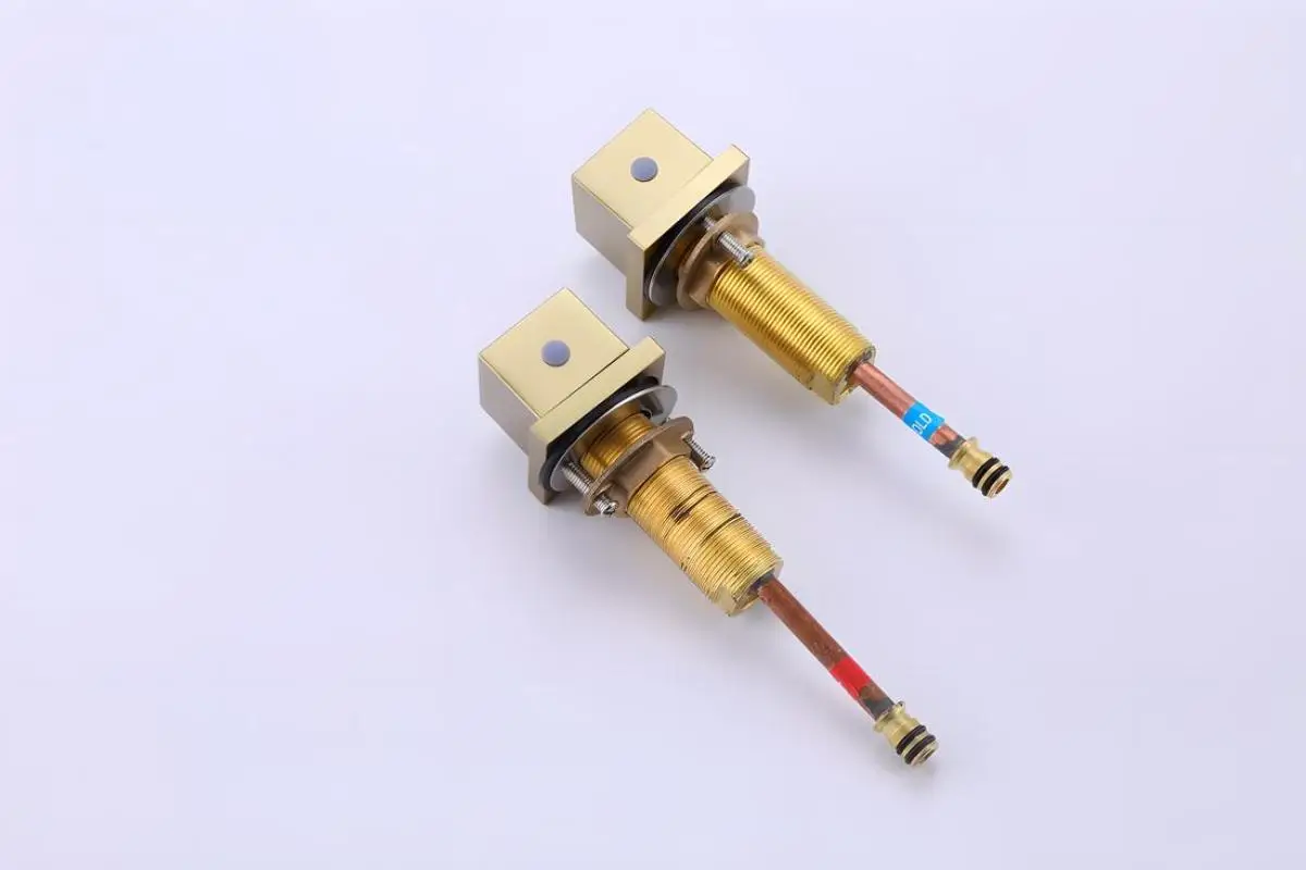 صنبور الحمام النحاسي الفاخر مع تصميم الذهب المصقول شلال بالوعة الحمام صنبور مع 2 خراطيم التوريد 3 حفرة نحى النيكل #4