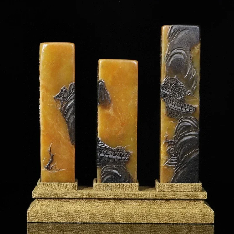 

Wooden box Shoushan stone crow skin Tianhuang micro-carved landscape character thin seal, a set with a total weight of 897 grams