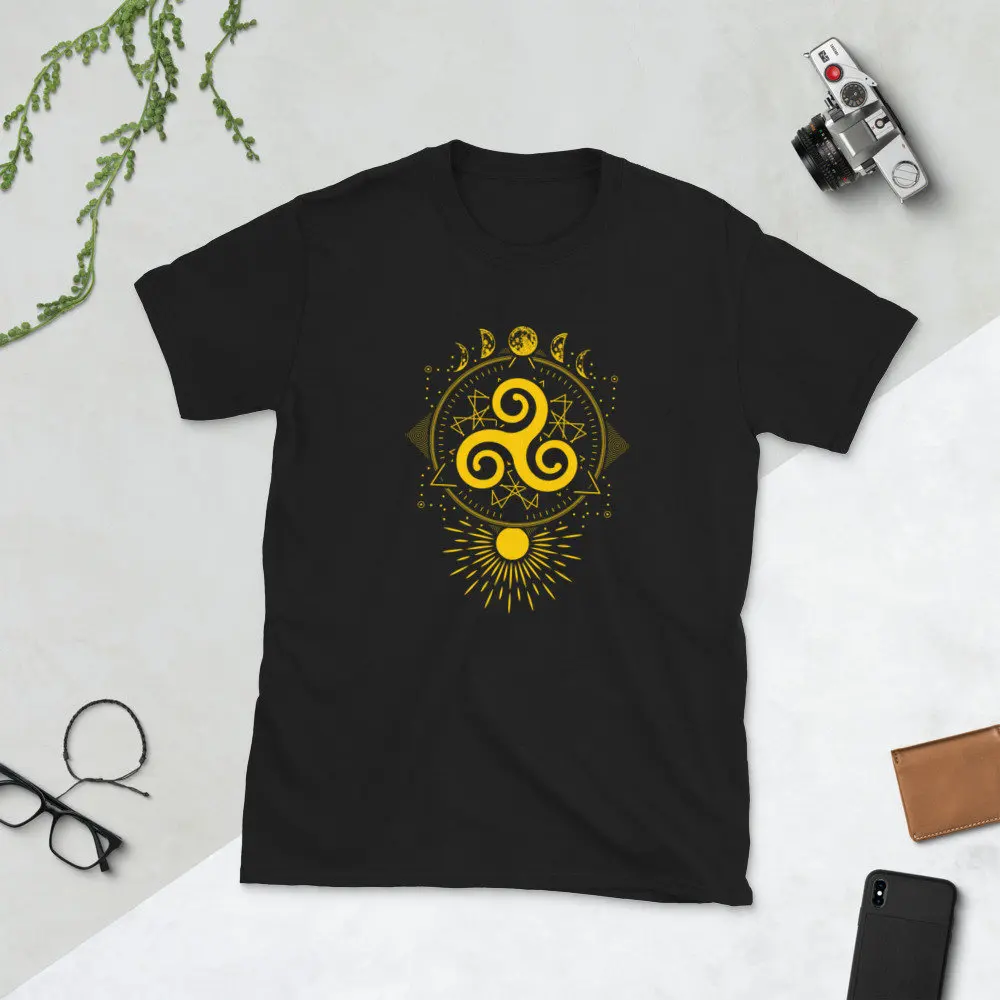 Triskele Symbol Moon and Sun Mandala Geometry camiseta