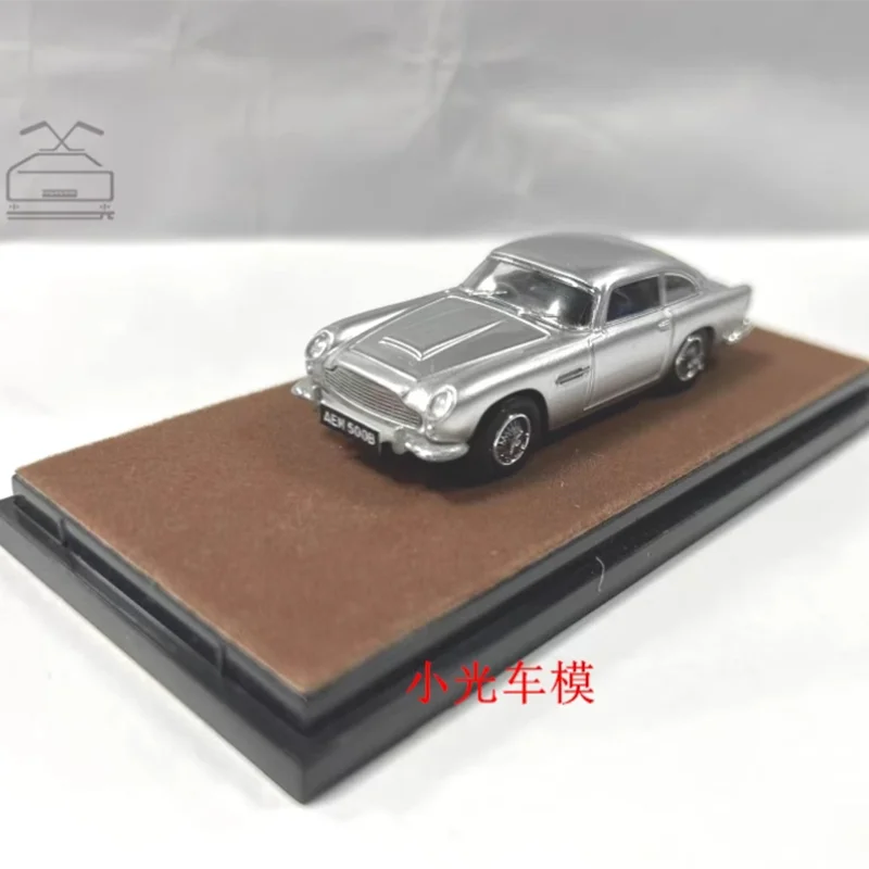 Diecast 1:64 Scale Light Aston Martin's DB5 Alloy Simulation Car Model Static Collection Decorated Holiday Toys Souvenir Gift